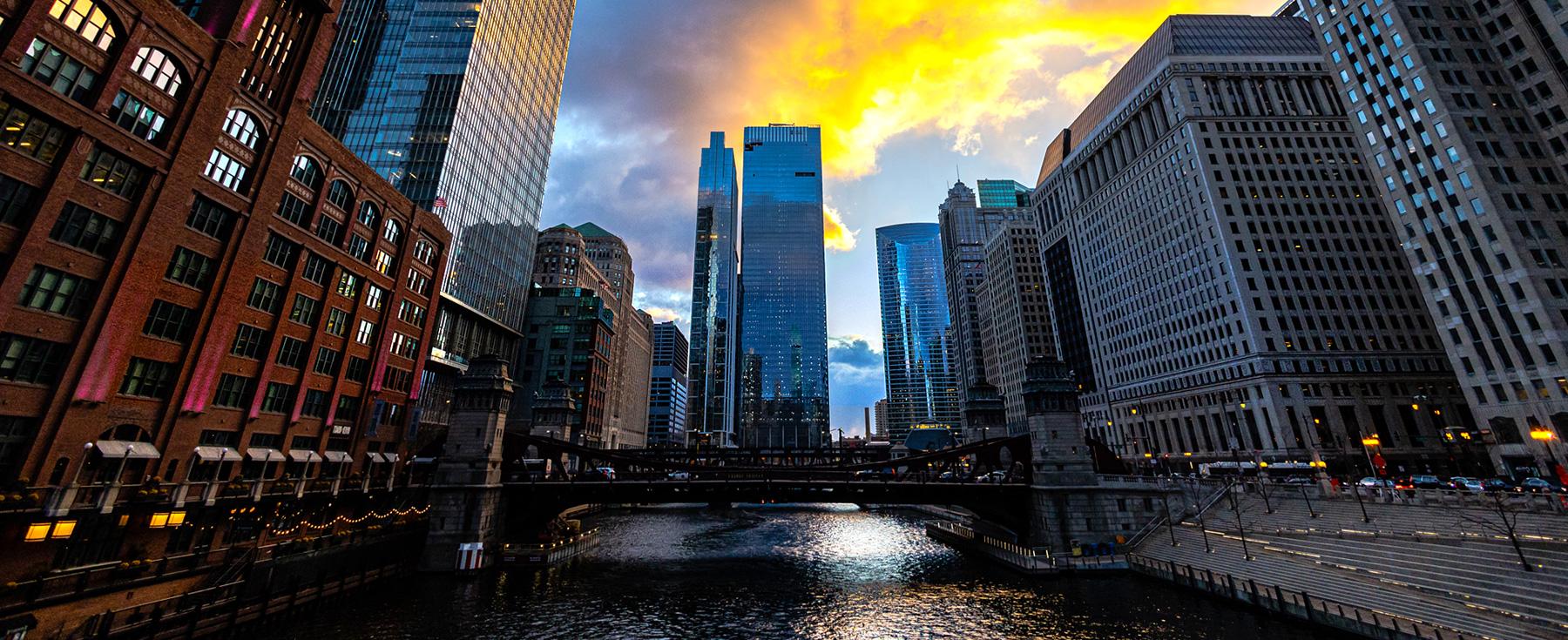 芝加哥环城中心的芝加哥河上美丽的日落